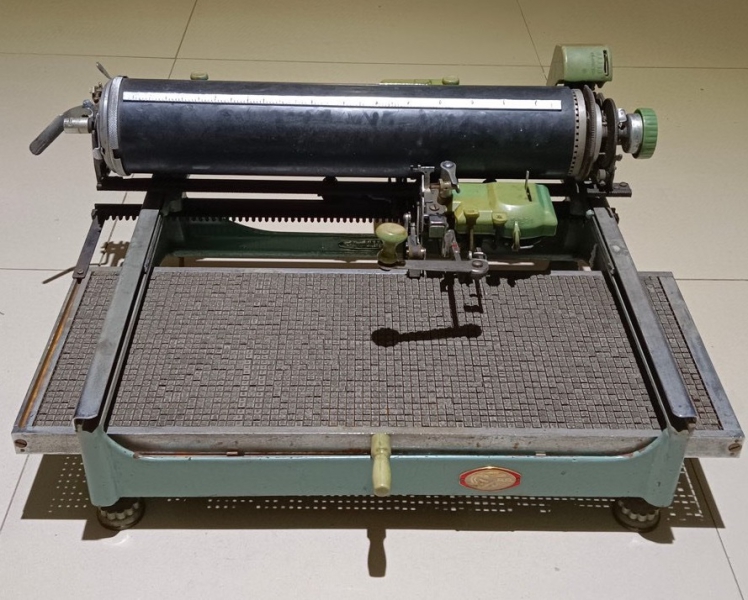 八十年代凤凰牌铅字中文打字机 .jpg