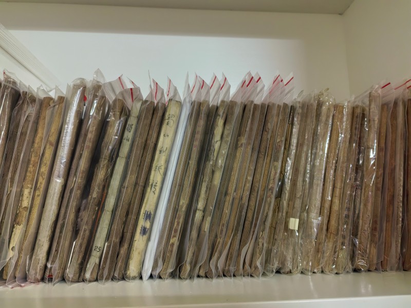 图为另一套民国蜀山，版本繁杂，五花八门，内容不全，品相不一。大约有40余本，可以与正气版互校。 ... ... ...