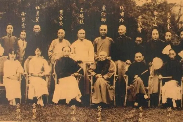 虞洽卿与青帮大佬合影(虞洽卿居后中).jpg