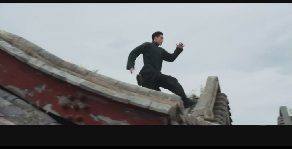 2018电影《邪不压正》(导演姜文)彭于晏在屋顶提气表演 缩地脉 .jpg