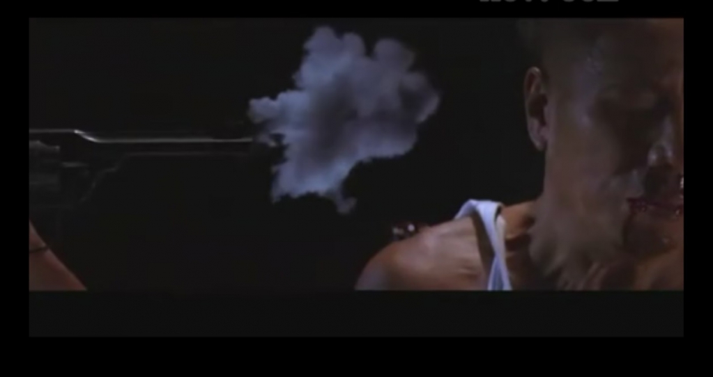 周星驰《功夫》中梁小龙扮火云邪神徒手接子弹 .jpg