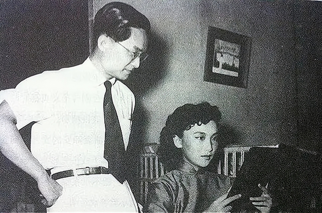 导演金庸向演员解释剧本 .jpg